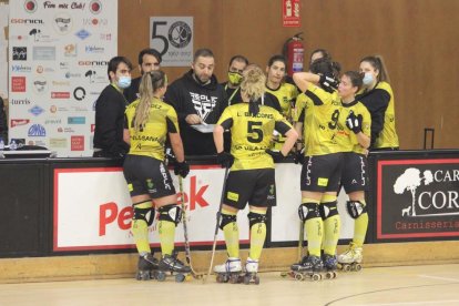 Lluís Rodero dona instruccions a les jugadores ahir a Sant Cugat.