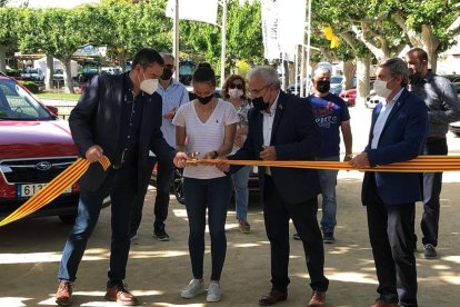 Ares Lahoz cortando ayer la cinta inaugural de la feria. 