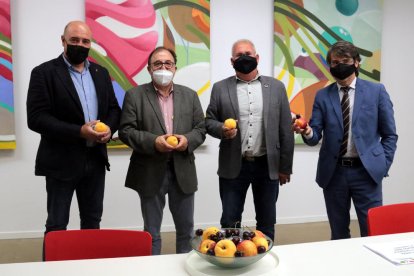 Afrucat y la conselleria de Agricultura presentaron ayer las previsiones de cosecha de fruta de hueso.