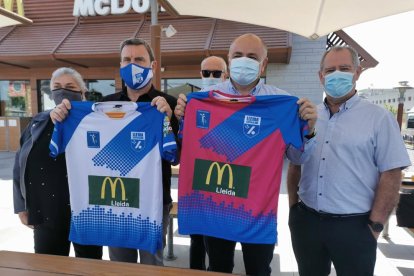 Enric Duch y Agustí Soler, sujetando las camisetas que el equipo estrenará hoy en la pista del Lloret.