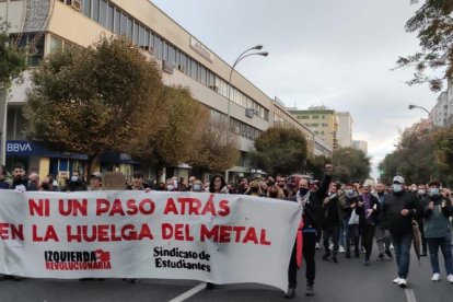 Centenars de persones es van manifestar a favor del sector del metall.