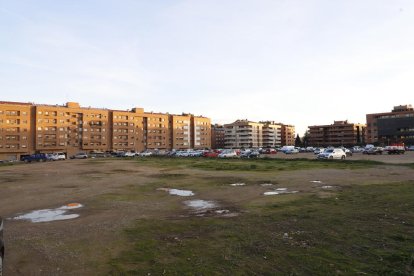 El gran solar junto a la calle Alcalde Pujol que se utiliza como aparcamiento.