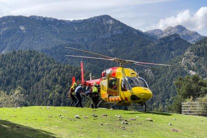 Efectivos de Bomberos y el SEM rescataron ayer al boletaire. 