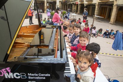 Els més petits van gaudir tocant un piano de cua, instal·lat ahir a la plaça Major de la capital de la Segarra.