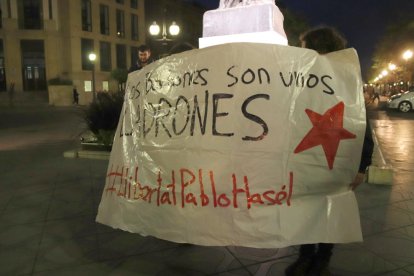 Casi un centenar de personas queman fotos de los Borbones en Tarragona