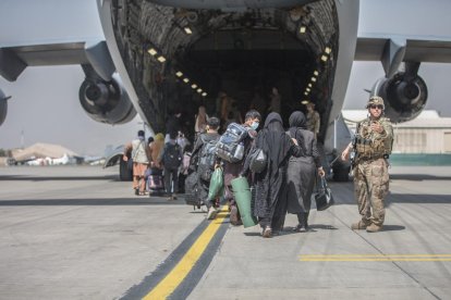 Ciutadans afganesos a punt d’embarcar en una aeronau nord-americana que els allunyi de la barbàrie talibana.