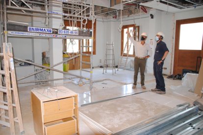 El gerente del consell, Carles Esquerda, visitó ayer los trabajos en la planta baja. 