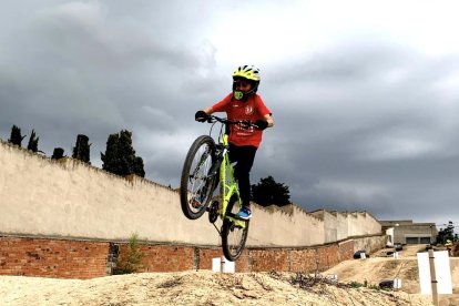 Un niño de la escuela de Juneda efectúa un salto.