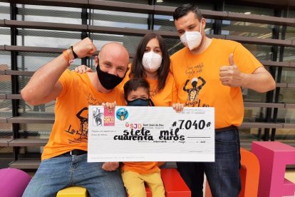 Ricard Cuesta, Leo y sus padres, en el momento en dar el cheque al centro hospitalario.