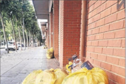 Bolsas de basura en la avenida Corregidor Escofet, en Pardinyes