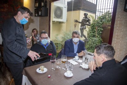 Comensals en un restaurant lleidatà.