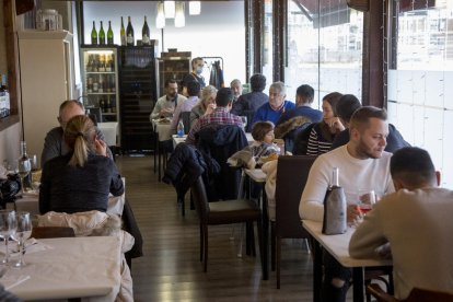 Comensales en un restaurante leridano en una imagen de archivo.