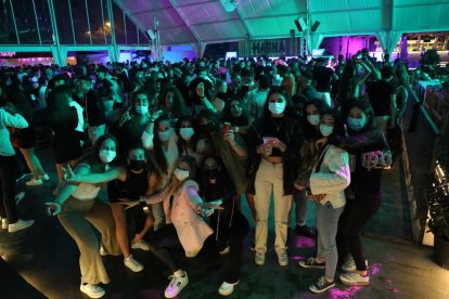 Jóvenes que asistieron anoche a la sesión musical con DJ en la discoteca Biloba.