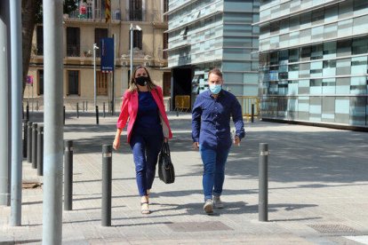 El familiar de una de las personas muertas de la residencia de Sant Joan Les Fonts, Joan Guirado, con la abogada Leyre Lopez, a la comisaría de Travessera de Les Corts de Barcelona, el 25 de agosto de en el 2021. (Horizontal)