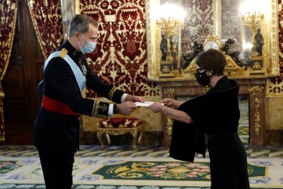 El rey Felipe VI recibe las cartas credenciales de la nueva embajadora del Principado de Mónaco, Catherine Liliane Dominique Fautrier, este viernes en el Palacio Real de Madrid.