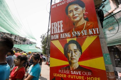 Carteles de apoyo a la depuesta líder birmana Aung San Suu Kyi en una protesta en Rangún.