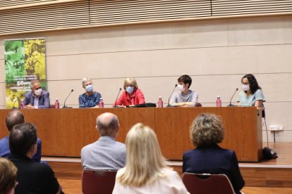 Participants en l’acte d’inauguració de la mostra a la Universitat de Lleida.