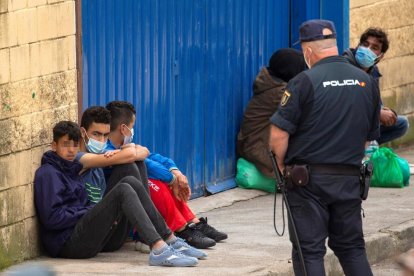 Varios inmigrantes menores acogidos en el polígono industrial cercano a la frontera del Tarajal.