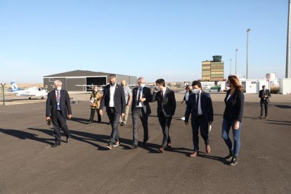 El vicepresident Jordi Puigneró acompañado por el director de Aeroports de Catalunya, Jordi Candela.