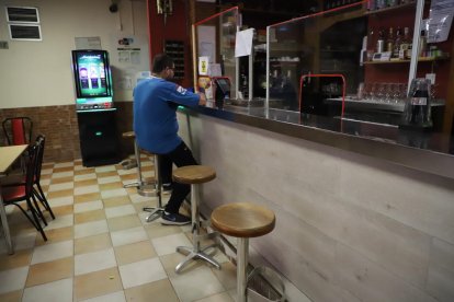 Vuelve el consumo en las barras de los bares después de siete meses