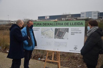 Pueyo y Rutllant observan los planos de la nueva ‘deixallería’ en los terrenos en los que se edificará. 