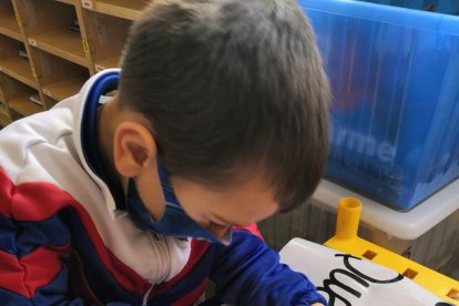 Un alumne del col·legi El Carme de Lleida pintant un mural.