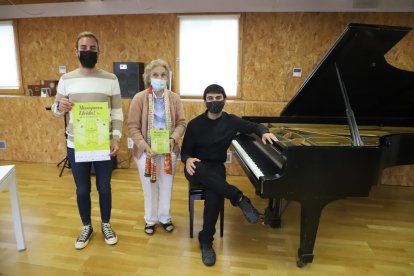 Ignasi Amor, Carme Valls y el pianista leridano Bernat Giribet.