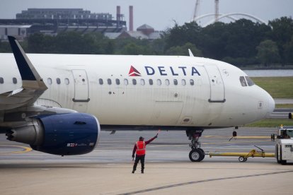 L'aerolínia Delta apujarà la prima de l'assegurança mèdica als seus empleats sense vacunar