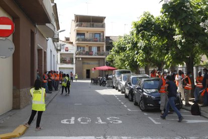 Cola de temporeros para vacunarse en Soses.