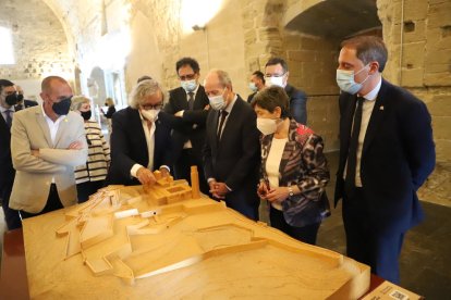 El ministro visitó la Seu Vella durante su visita a Lleida. 