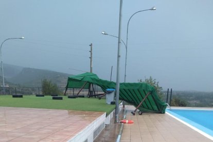 El fort vent va arrancar la pèrgola de la piscina de Tremp.