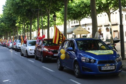 Algunos de los coches durante la marcha lenta de ayer.