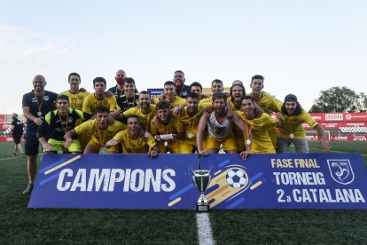 La plantilla del CF Balaguer posa junto al trofeo de campeón del torneo de Segunda Catalana.