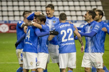 Jugadors del Lleida celebren un dels tres gols que van marcar contra l’Hospitalet.