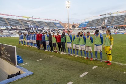 Els jugadors del Lleida, suplents i cos tècnic van protestar així durant el primer minut de joc.