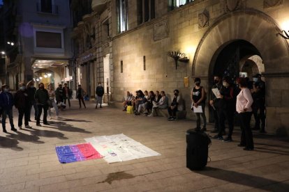 Imagen de la concentración en motivo del Día Mundial de la Bisexualidad, ayer en la plaza Paeria. 