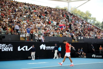 Djokovic, davant una de les grades totalment plenes de públic i sense restriccions.