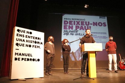 Más de 150 personas, entre ellas varios representantes políticos, asistieron al acto en apoyo a Juvillà.