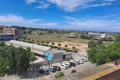 Vista aèria del col·legi La Mitjana i del solar del carrer Josep Pallach.