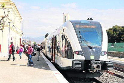 Un tren de la línea de La Pobla en Balaguer.