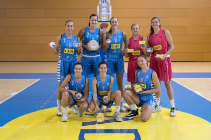 Las jugadoras del Cadí La Seu con las camisetas que vestirán durante esta temporada.