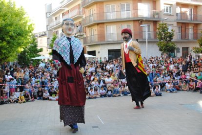 Los gigantes de Mollerussa bailaron, sin mascarilla. 