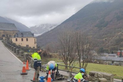 Los trabajos para la reparación de la avería en Gausac.