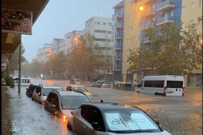 Cotxes inundats ahir en un carrer d’Isla Cristina (Huelva).