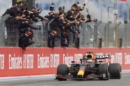 Los miembros de la escudería Red Bull saludan eufóricos a su piloto Max Verstappen al entrar en meta.