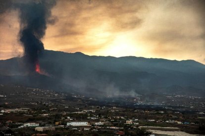 El volcán ha explotado en las últimas horas soltando una lluvia de ceniza que va cubriendo toda la isla.