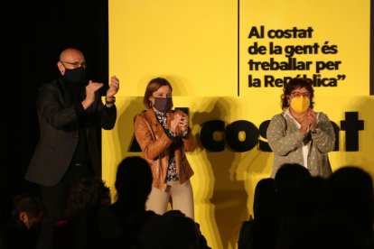 Carme Forcadell, Dolors Bassa y Raül Romeva, en el acto de cierre de ERC.