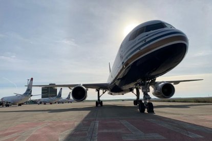 El avión de la compañía Privilege que llegó ayer al aeropuerto.