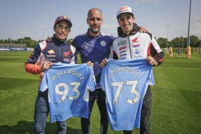 Pep Guardiola va regalar als germans Márquez una samarreta amb el dorsal que llueixen al Mundial.