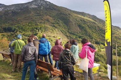 Turistes mirant la brama dels cérvols al Parc de l’Alt Pirineu i la Reserva de Caça de l’Alt Pallars.